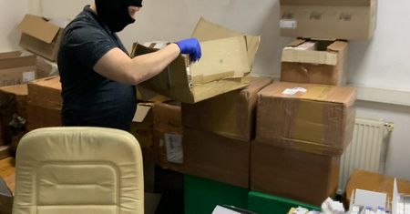 TYMCZASOWY ARESZT DLA TRZECH OBYWATELI INDII ZA HANDEL NIELEGALNYMI FARMACEUTYKAMI