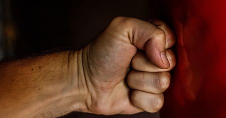 Skatował żonę, sąd uznał, że nie była to próba zabójstwa