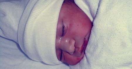 Poparzony w pożarze przy biokominku noworodek z Poznania za kilka dni opuści szpital