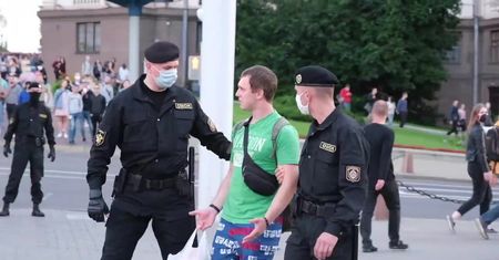 Protesty na Białorusi przeciwko niezarejestrowaniu opozycyjnych kandydatów na prezydenta.