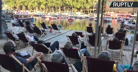 W Paryżu uruchomiono kino na wodzie. Widzowie mogą oglądać filmy z łodzi na Sekwanie