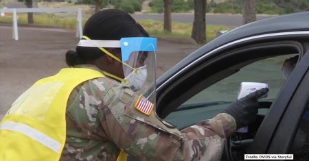 Gwardia Narodowa pomaga w przeprowadzaniu testów na koronawirusa w punktach drive-thru