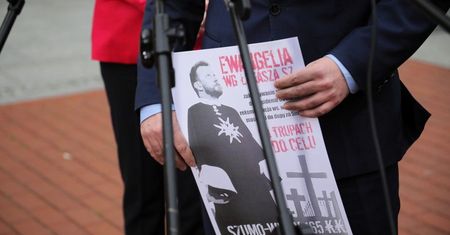 Warszawski ratusz: plakaty dot. ministra zdrowia zostały zawieszone nielegalnie