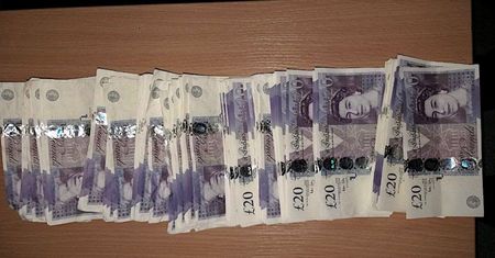 Fałszywe funty wymieniano w kantorach na prawdziwe banknoty – gang rozbity