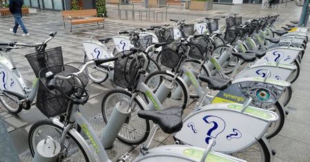 Dzięki wypożyczalniom rowerów coraz więcej osób jeździ do pracy jednośladami