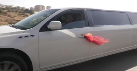 Zmienił auto osobowe w luksusową limuzynę. “Jestem królem szos!”