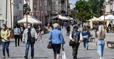 Zniesienie obostrzeń już za kilka dni. Co się zmieni od maja?