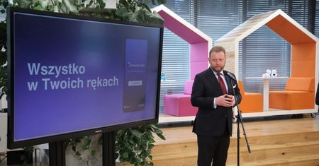 Szumowski zachęca do instalowania aplikacji ProteGO Safe dla poczucia bezpieczeństwa