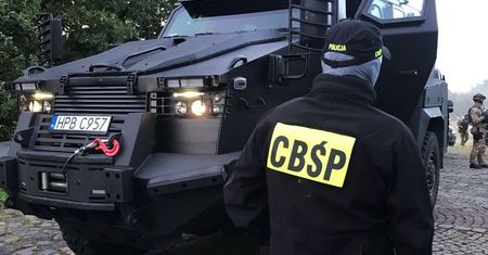 ZATRZYMANY POSIADAŁ SFAŁSZOWANE LEGITYMACJE RÓŻNYCH MIĘDZYNARODOWYCH SŁUŻB