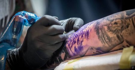Podczas pandemii w Polsce mocno wzrosła liczba robionych tatuaży. Zwłaszcza u pań