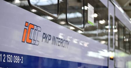 PKP Intercity: w nocy 17 pociągów zatrzyma się na godzinę w związku ze zmianą czasu