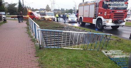 Dachowanie auta w Dąbrowie Górniczej. Wylądowało w podziemnym przejściu dla pieszych