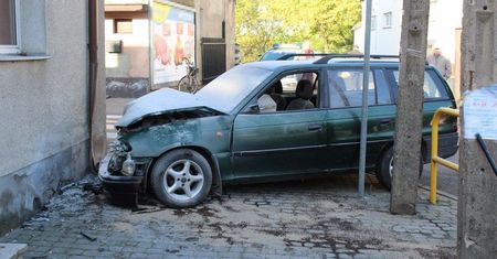 PO PIJANEMU SPOWODOWAŁA KOLIZJĘ WIOZĄC DO SZKOŁY DWOJE DZIECI