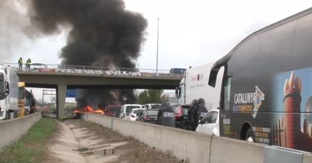 Zwolennicy niepodległej Katalonii trzeci dzień blokują autostradę między Francją a Hiszpanią