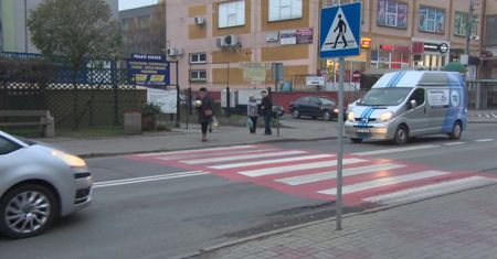 15-latka została potrącona przez dwa samochody na przejściu dla pieszych. Z licznymi złamaniami trafiła do szpitala