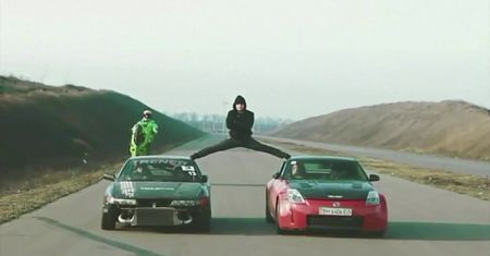 Ukraiński Jean-Claude Van Damme. Kaskader powtórzył wyczyn słynnego aktora i wykonał szpagat między jadącymi autami