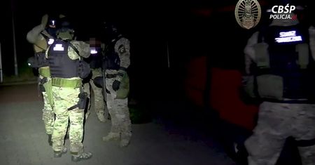 Rozbito grupę przestępczą, która przerzucała cudzoziemców na zachód Europy. Zatrzymano 23 osoby