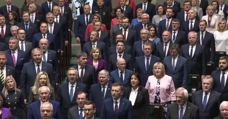 A. Macierewicz otworzył inauguracyjne posiedzenie sejmu IX kadencji. Posłowie odśpiewali hymn
