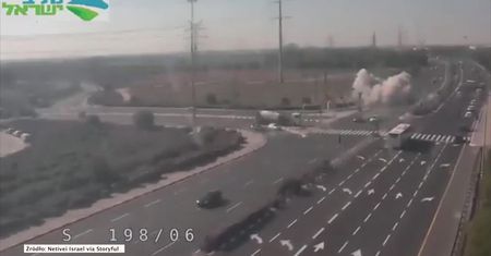 Rakiety wystrzelone ze Strefy Gazy uderzyły w ruchliwą autostradę w Izraelu