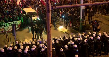 Zamieszki po rozwiązanym marszu narodowców we Wrocławiu. Policja użyła armatek wodnych