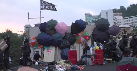 Studenci zabarykadowali ulice w okolicy uniwersytetu w Hong Kongu