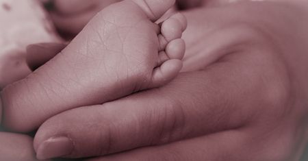 Wyziębiony i głodny noworodek, a obok nieprzytomna, pijana matka. Czujność położnej uratowała życie dziecka