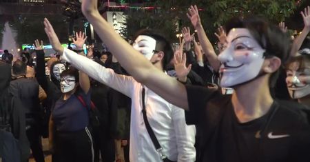 Tłum w maskach Guya Fawkesa w Hongkongu. Protestujący ignorują zakaz zakrywania twarzy