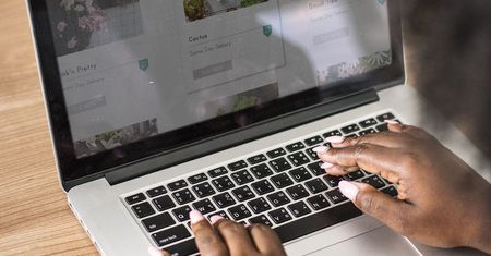 Wiele młodych mam myśli o założeniu własnego biznesu. Częstym wyborem jest otworzenie sklepu internetowego