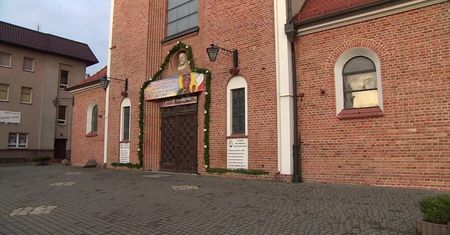 Pili alkohol w kościelnej kruchcie, a jeden z nich uderzył interweniującego księdza. Trzech 14-latków w rękach policji