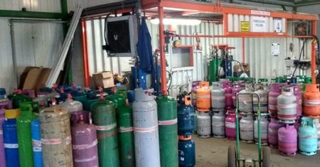 DO STACJI LPG TRAFIAŁ TAŃSZY GAZ GRZEWCZY ZAMIAST NAPĘDOWEGO – ZATRZYMANO 11 OSÓB