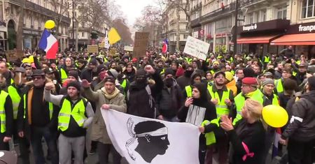 “Żółte kamizelki” – o co walczą Francuzi?