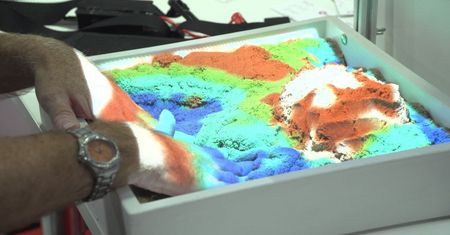 Kinetyczny piasek może skutecznie pomóc w walce z chorobą Alzheimera. Nowoczesne terapie angażujące wiele zmysłów pozwalają też walczyć ze stresem