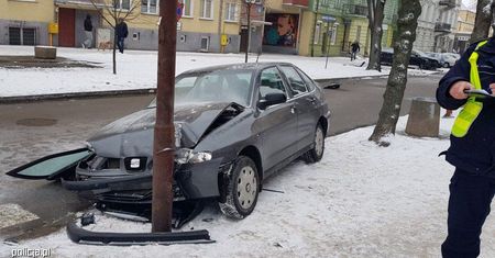 UDERZYŁ W DWA AUTA I SŁUP. POMOCY UDZIELALI MU POLICJANCI