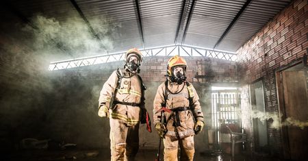 Policjanci narażając życie ewakuowali mieszkańców budynku objętego pożarem budynku objętego pożarem