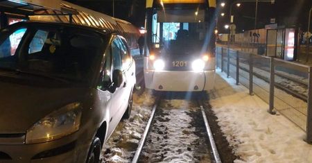 MAJĄC 4 PROMILE WJECHAŁ NA PRZYSTANEK TRAMWAJOWY