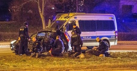 POŚCIG ULICAMI ZIELONEJ GÓRY. CZTERECH ZATRZYMANYCH. POSZUKIWANI I NARKOTYKI W TLE