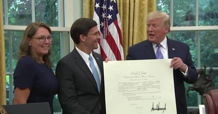 Ceremonia zaprzysiężenia nowego sekretarza obrony M. Espera w Białym Domu