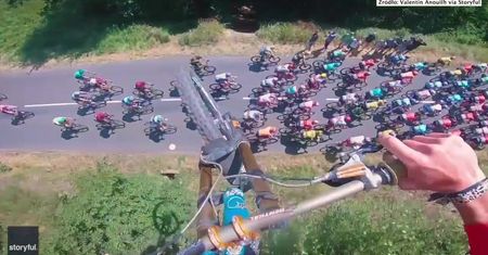 Imponujący wyczyn rowerzysty na Tour de France. Mężczyzna na BMX-ie przeskoczył przez jadących kolarzy