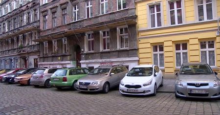 Kierowca potrącił policjanta we Wrocławiu. Funkcjonariusze oddali strzały ostrzegawcze