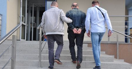 WYSTAWIAŁ ZWOLNIENIA ZA ŁAPÓWKĘ, W KOŃCU ODWIEDZILI GO POLICJANCI