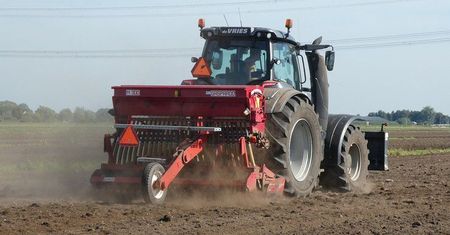 Traktor przejechał po stopie półtorarocznego dziecka i pijanym wujku