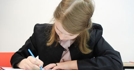 Nauczyciel wysłał uczennicy zdjęcie członka. “Przecież nie robimy nic złego”
