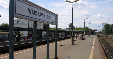Kobieta wpadła pod pociąg na stacji Warszawa Ursus. Ruch kolejowy wstrzymano na 2 godziny