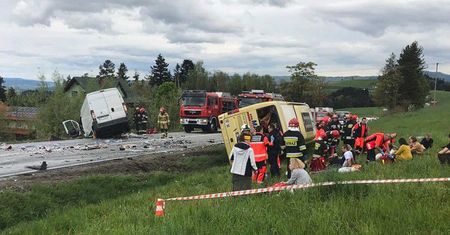Zderzenie autobusu, busa i dwóch aut osobowych na zakopiance
