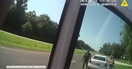 Małe dziecko błąkało się przy autostradzie. Rodzice zostali aresztowani za zaniedbanie opieki