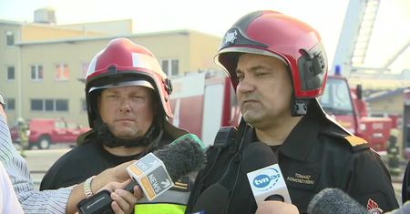 Warunki utrudniają akcję gaśniczą hali magazynowej w Gdańsku. Płomieni w części budynku nie udało się opanować