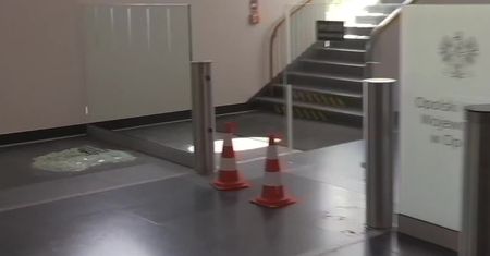 Poseł J. Sanocki odmówi wylegitymowania się i zdemolował barierkę w opolskim urzędzie wojewódzkim