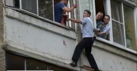 Rosyjski policjant uratował dziecko, które mężczyzna chciał wyrzucić przez okno