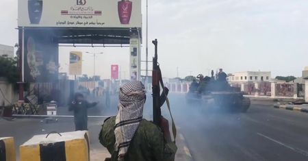 Jemeńskie siły rządowe odbiły miasto portowe Aden z rąk szyickich bojowników
