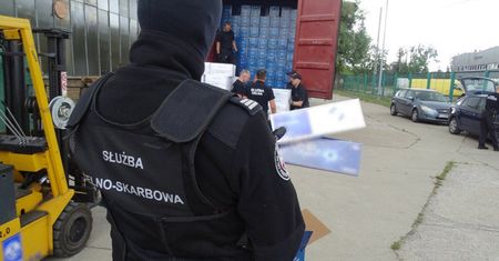 AKCJE CBŚP I KAS: PRZEJĘTO 15 MLN PAPIEROSÓW I 20 TON TYTONIU